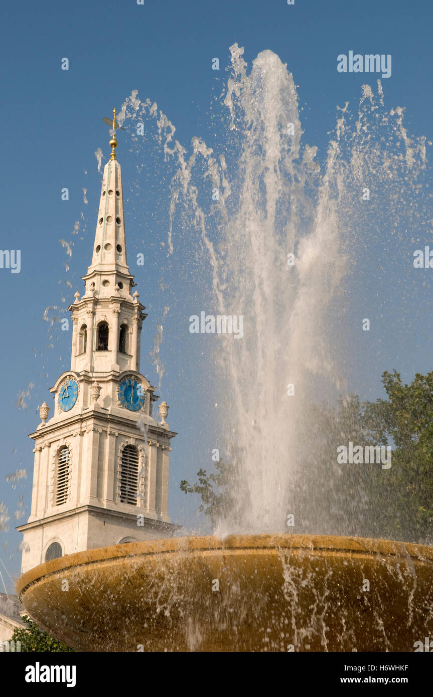 Fontaine et église de Saint Martin-dans-le-champs à Trafalgar Square, Londres, Angleterre, Royaume-Uni, Europe Banque D'Images