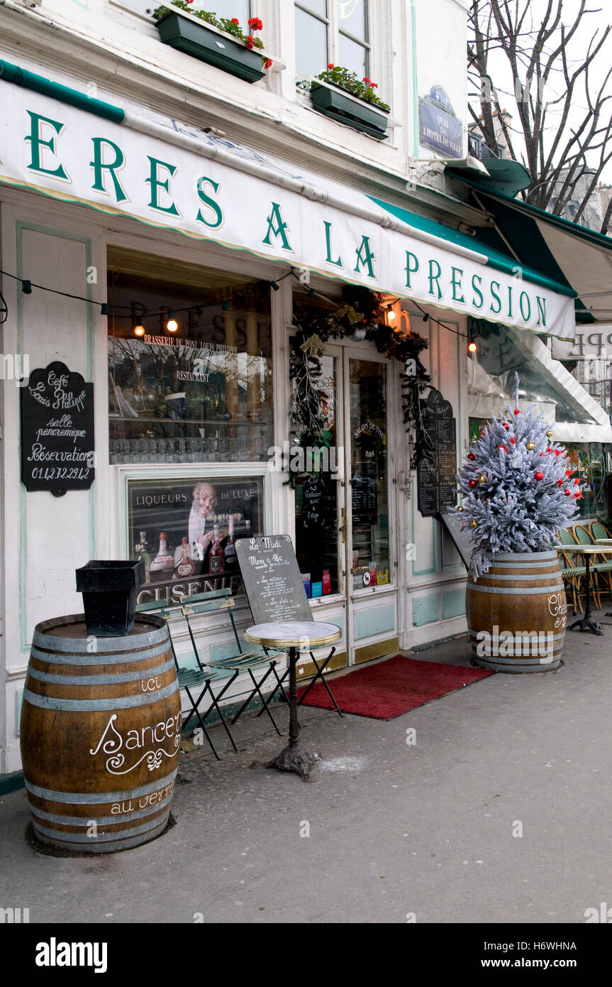 Un café, un bar et un restaurant avec une décoration de Noël, Paris