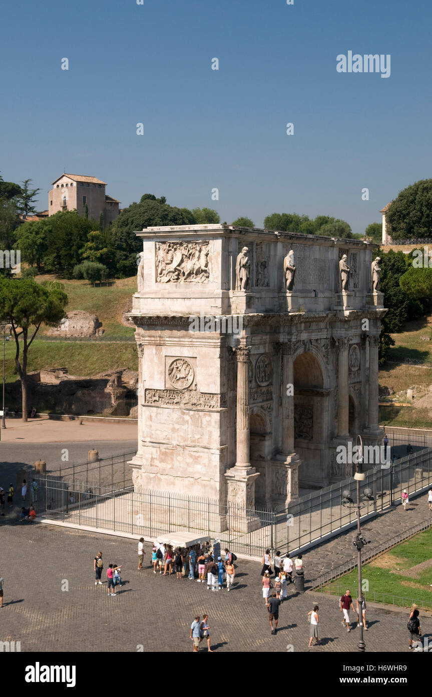 Arc de Constantin l'Arc de Triomphe, à l'arrière l'église de San Bonaventura al Palatino, Rome, Italie, Europe Banque D'Images