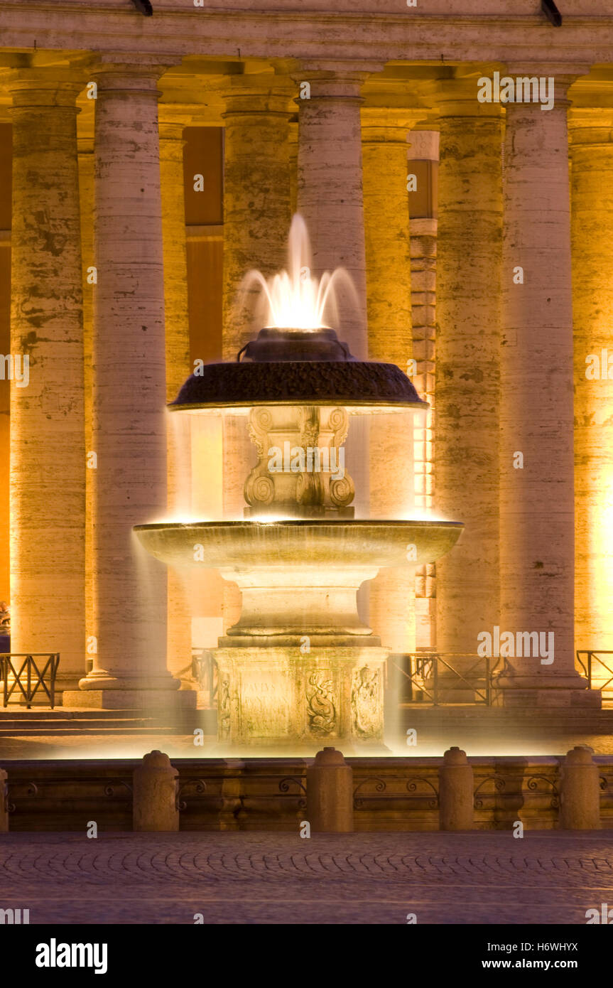 Fontaine illuminée à la place Saint Pierre, nuit, Rome, Italie, Europe Banque D'Images