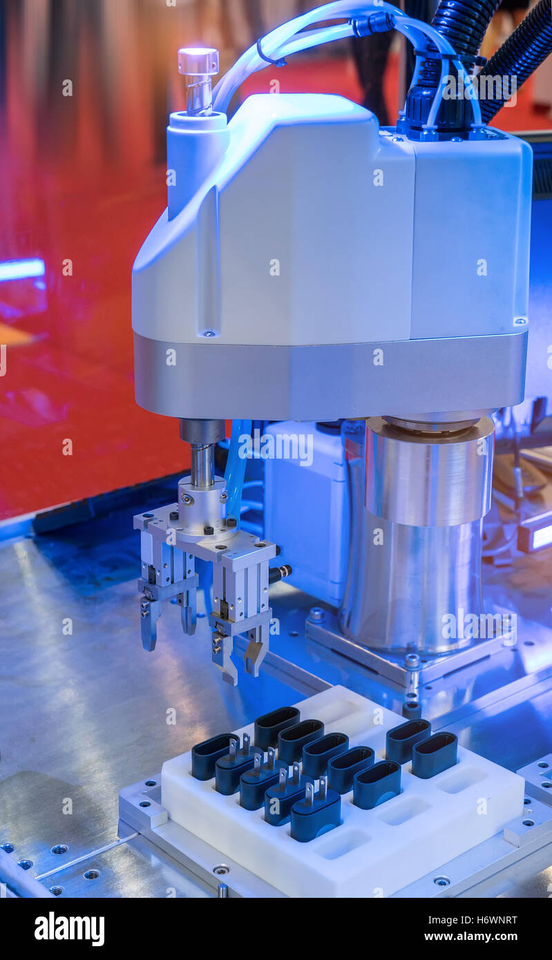 Bras robotique à la ligne de production en usine Banque D'Images