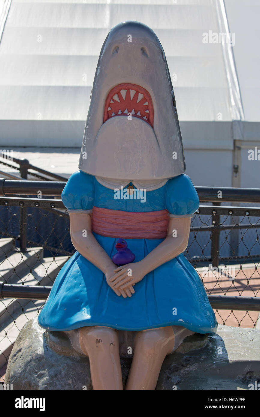 Fille de requin sur l'affichage de la sculpture en plein air dans le Buffalo, New York marina district Banque D'Images