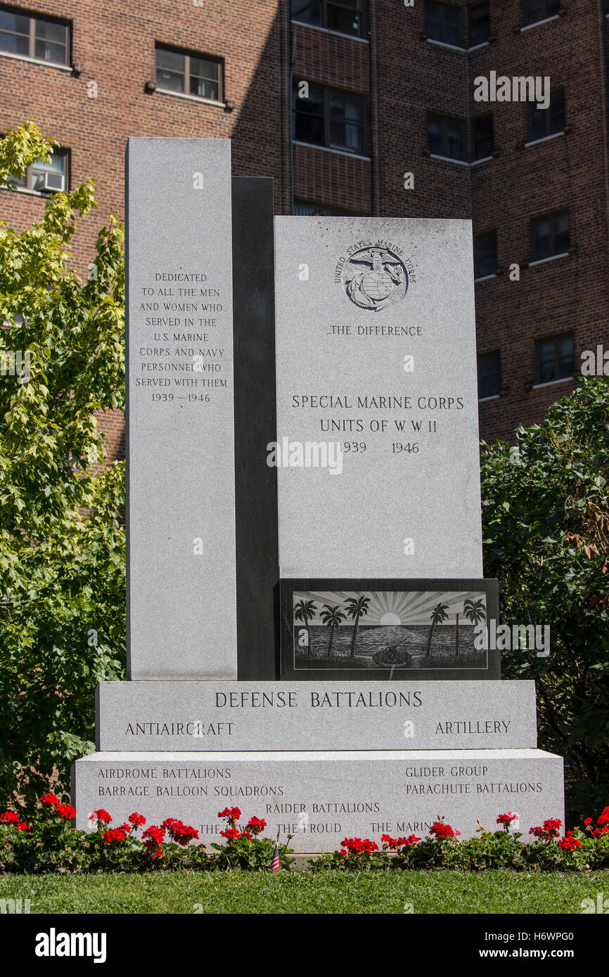 Monument à la mémoire de ceux qui ont servi dans le corp des Marines des États-Unis pendant la Seconde Guerre mondiale, 2, Buffalo and Erie County Naval & Military Park Banque D'Images