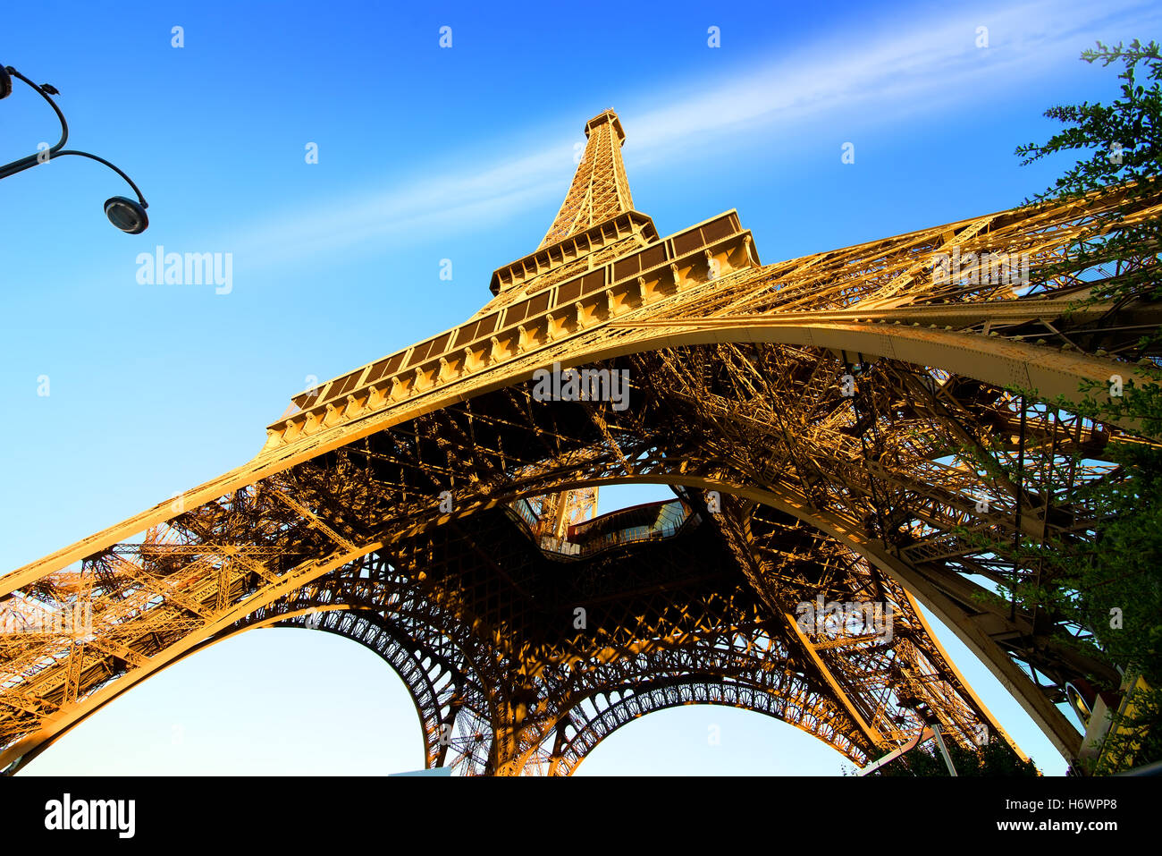 Vue sur la Tour Eiffel et le ciel à Paris, France Banque D'Images