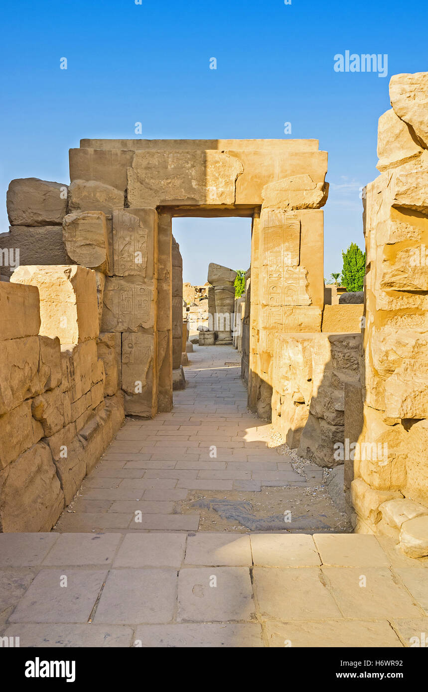 L'encadrement de porte en pierre est la seule partie conservée de l'ancien temple de Karnak à Louxor, Egypte, complexes. Banque D'Images