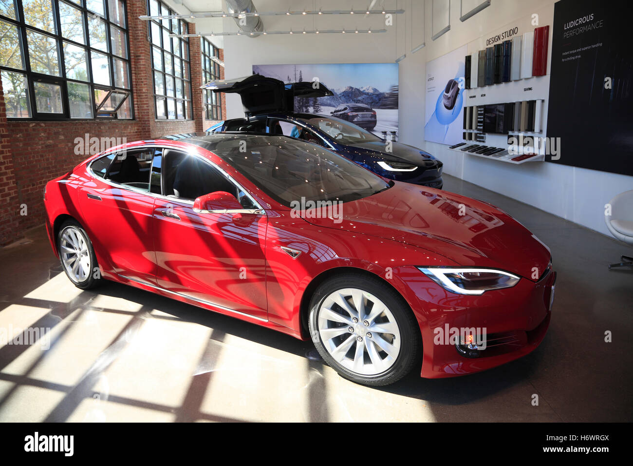 TESLA Model S dans un showroom, Red Hook, Brooklyn, New York, USA Banque D'Images