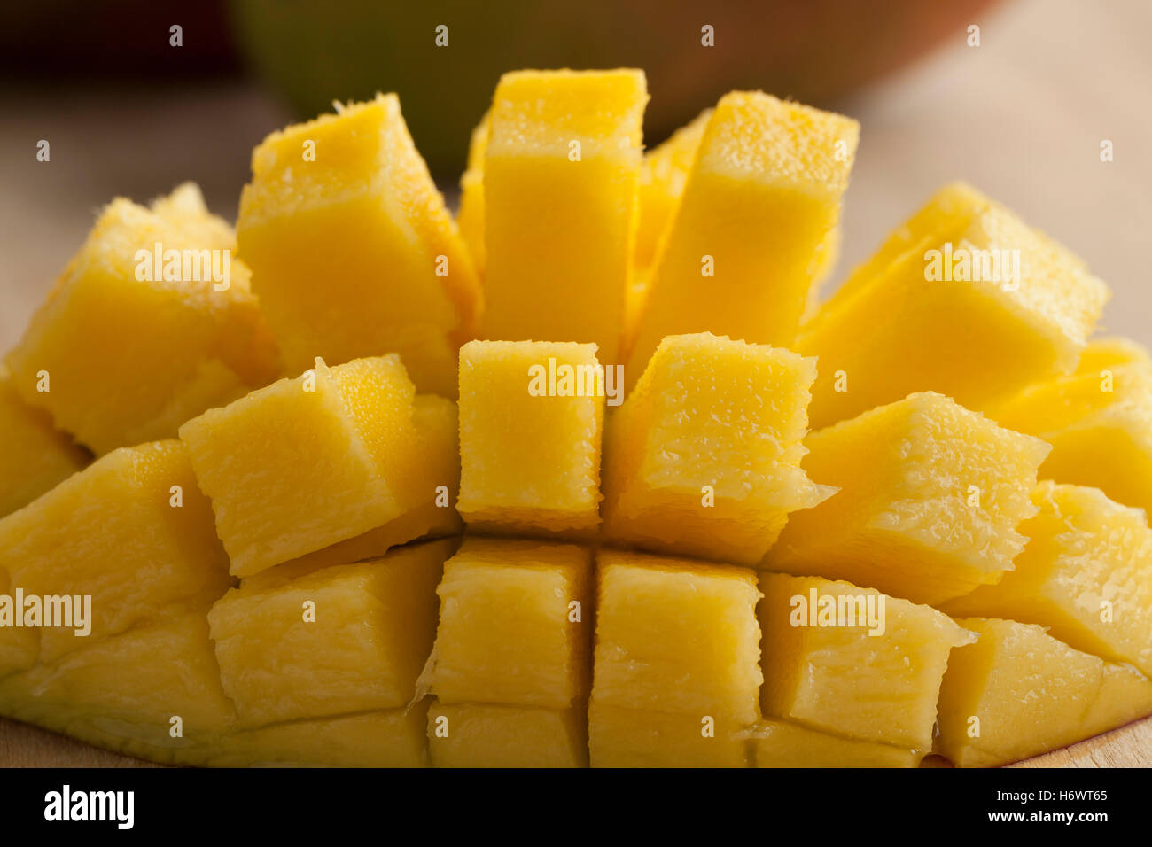 La moitié juteux frais mûrs de mangue jaune close up prêt à manger Banque D'Images