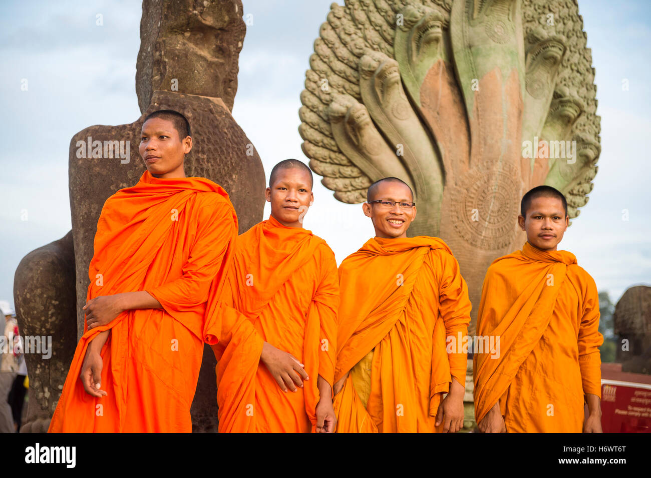 SIEM REAP, Cambodge - 30 octobre 2014 : Novice moines bouddhistes en robe orange posent devant l'entrée d'Angkor Wat. Banque D'Images