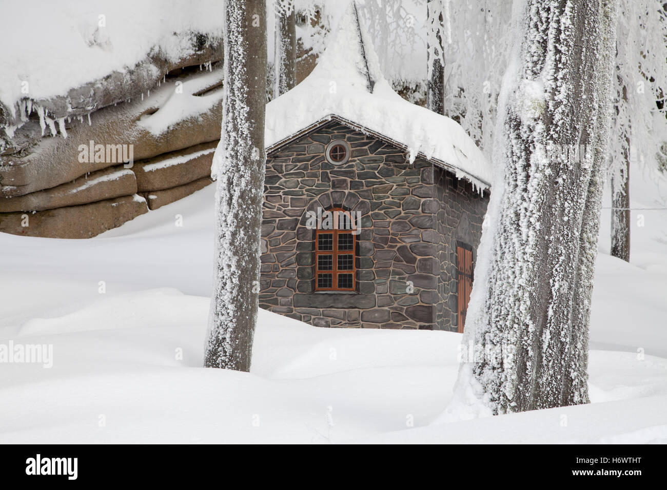 La construction d'étape étape décoration neige paysage conception de bâtiment de maison de pierres froid hiver arbre arbres snowy rock frost Banque D'Images