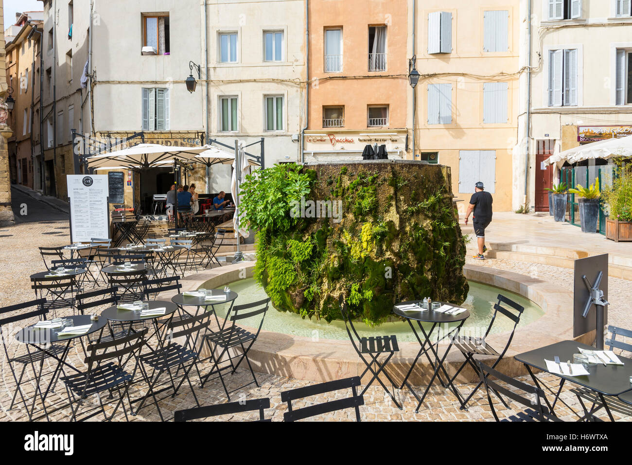 Aix en provence,9,2016 France-August:une petite place de la ville avec des bars et restaurants pour recevoir les touristes à Aix en Provence pendant Banque D'Images