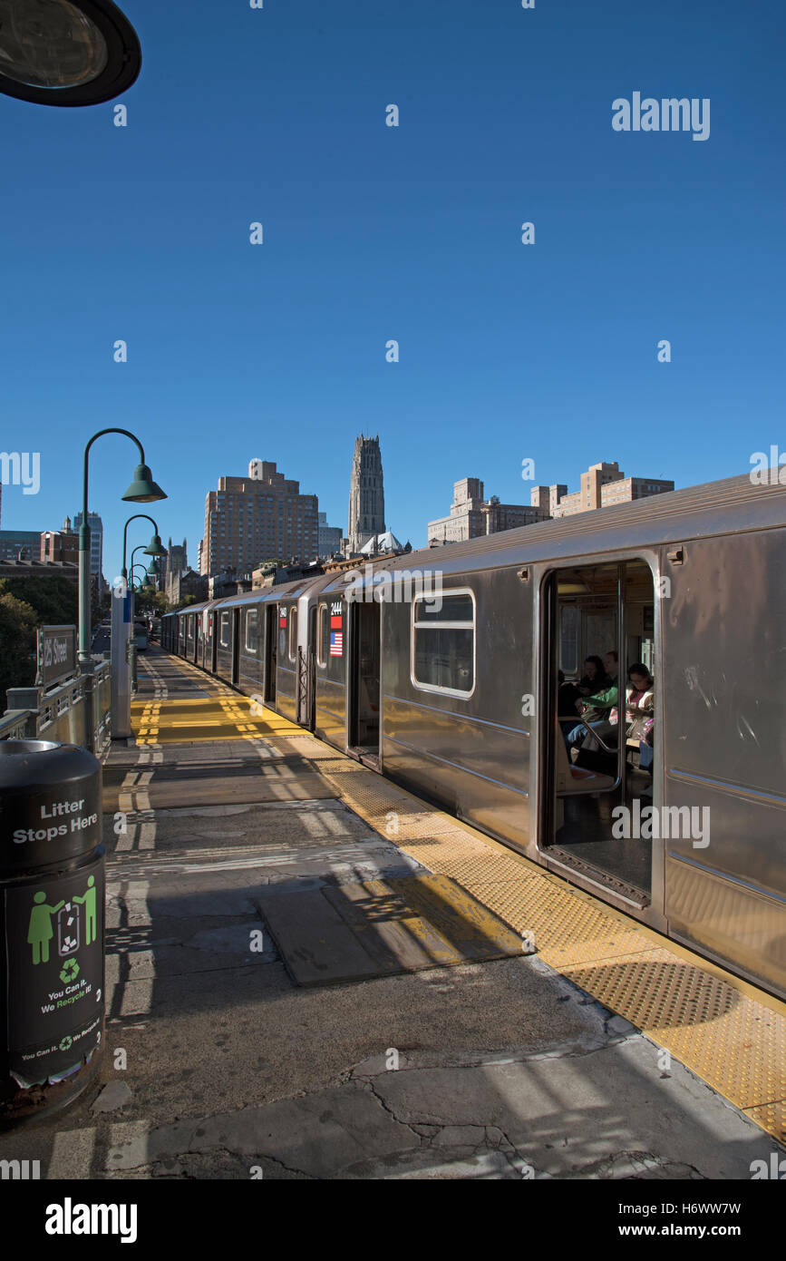 Upper West Side, New York USA Un MTA Subway train au 125 rue railroad station avec portes ouvertes Banque D'Images