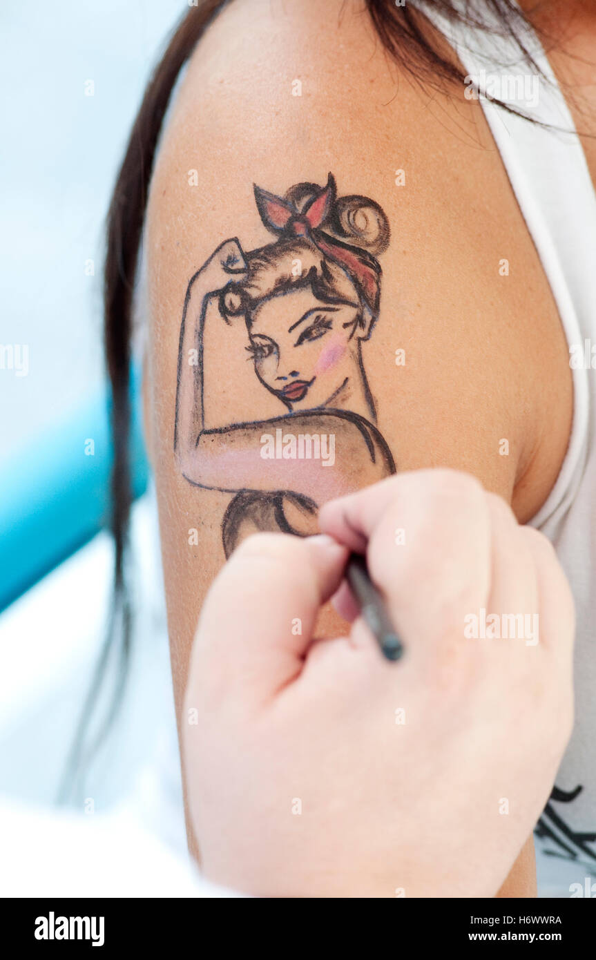 Pin-up girl crayon Tattoo Banque D'Images