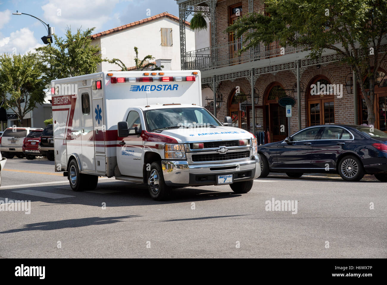 Le centre-ville de Fairhope Alabama USA une ambulance sur un appel d'urgence qui transitent par le centre-ville Banque D'Images