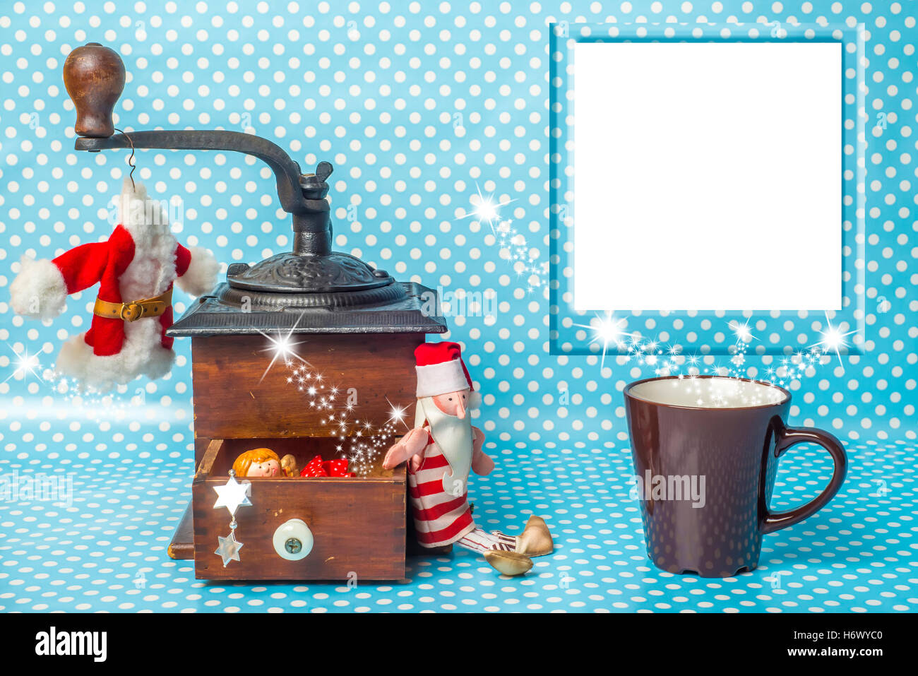 Carte de Noël mignon avec cadre photo vide, Santa toy et tasse de café sur fond pois Banque D'Images