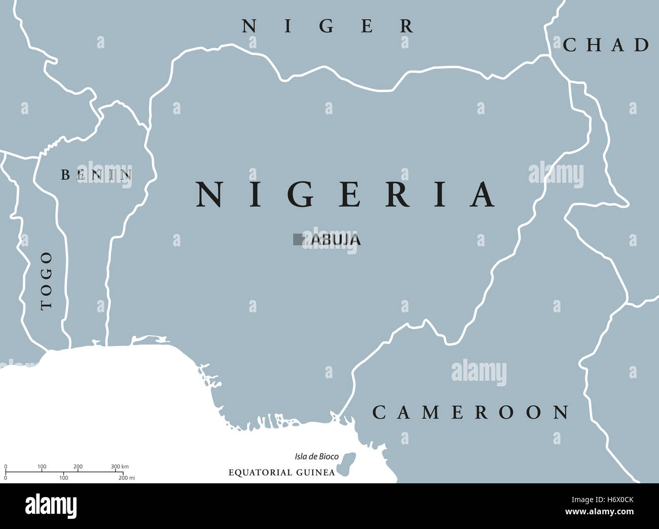 Carte politique du Nigéria avec capitale Abuja, les frontières nationales et les pays voisins. Gris illustration avec l'anglais à l'étiquetage. Banque D'Images