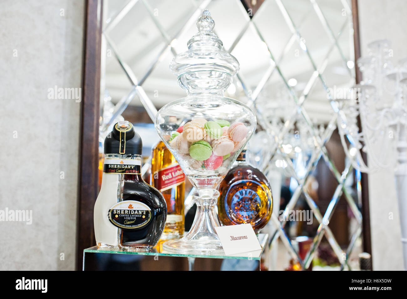 Khutir, Ukraine - 8 Mai 2016: Bouteille De 700 Ml De Café Alcool Élite En  Couche De Liqueur Sheridan Lors D'une Réception De Mariage Banque D'Images  et Photos Libres De Droits. Image 56314120