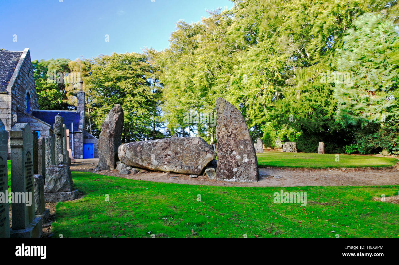 Une vue sur la pierre à position allongée et les flankers du cercle de pierres à position allongée de Midmar près d'Echt, Aberdeenshire, Écosse, Royaume-Uni. Banque D'Images