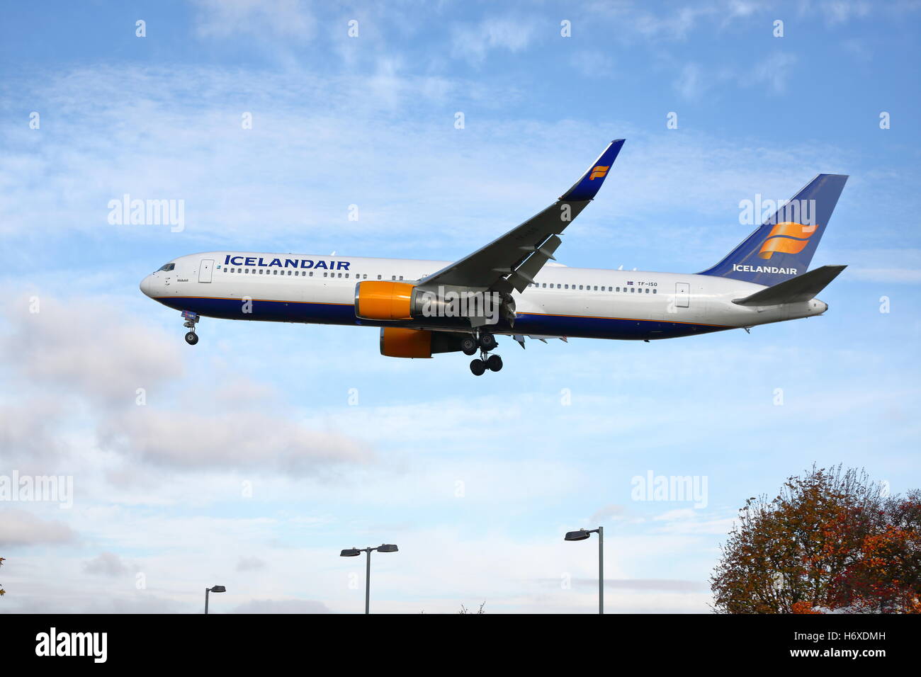 Icelandair Boeing 767-300ER TF-ISO à l'atterrissage à l'aéroport Heathrow de Londres, UK Banque D'Images