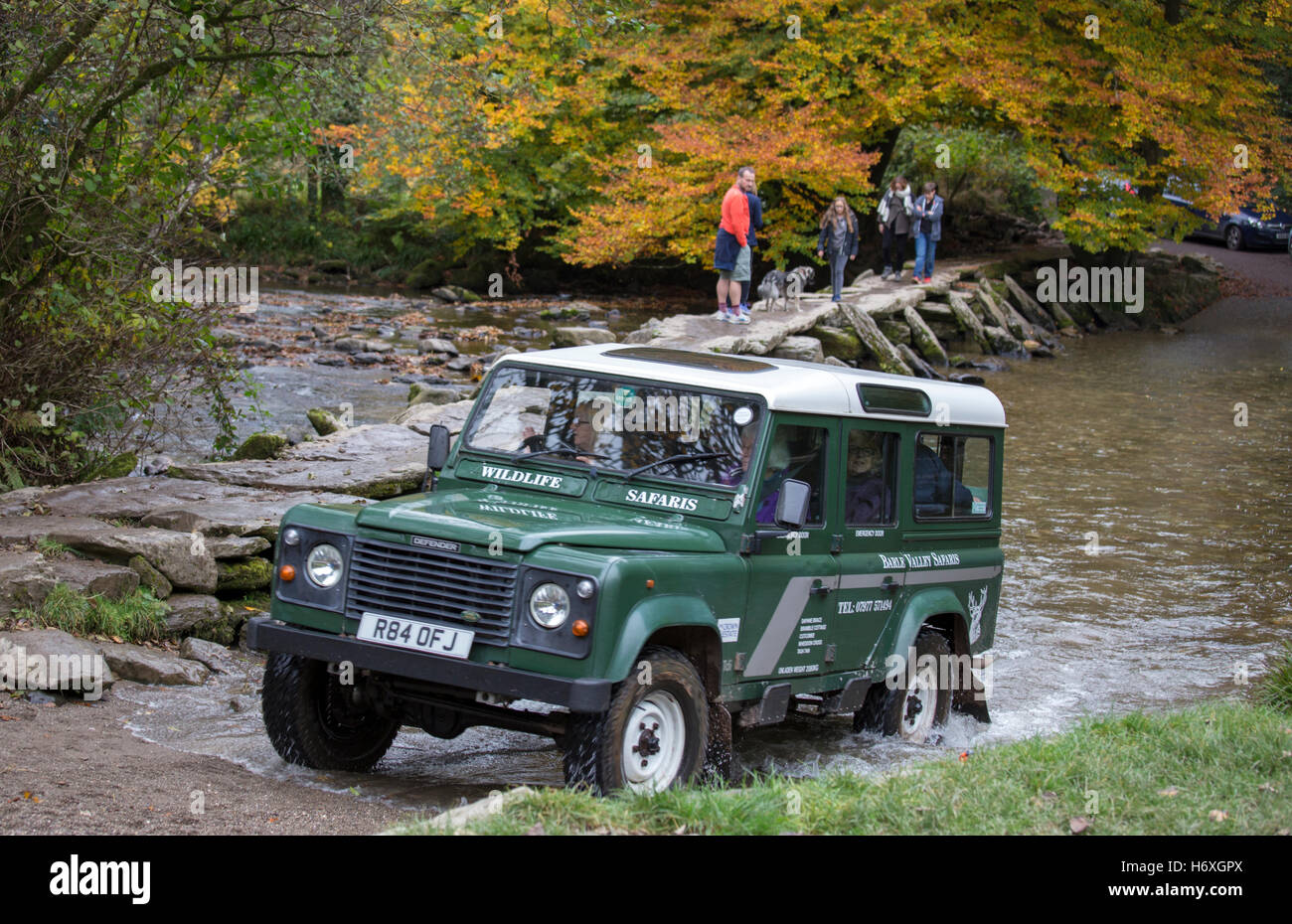 L'automne à Tarr Étapes clapper bridge traversant la rivière Barle, Parc National d'Exmoor, Somerset, England, UK Banque D'Images