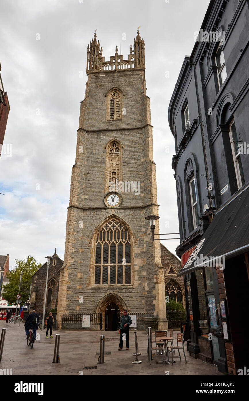 L'église de St Jean le Baptiste dans le centre-ville de Cardiff au Pays de Galles Royaume-Uni Banque D'Images