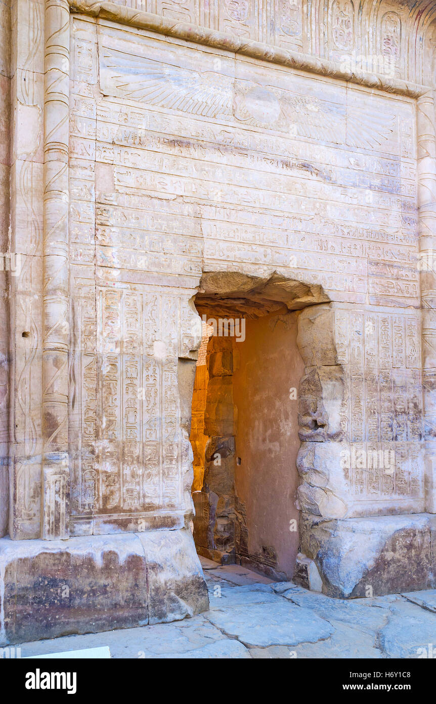 Le cadre de porte monumentale avec des inscriptions hiéroglyphiques antiques et des modèles sculptés à Kom Ombo Temple, l'Égypte. Banque D'Images