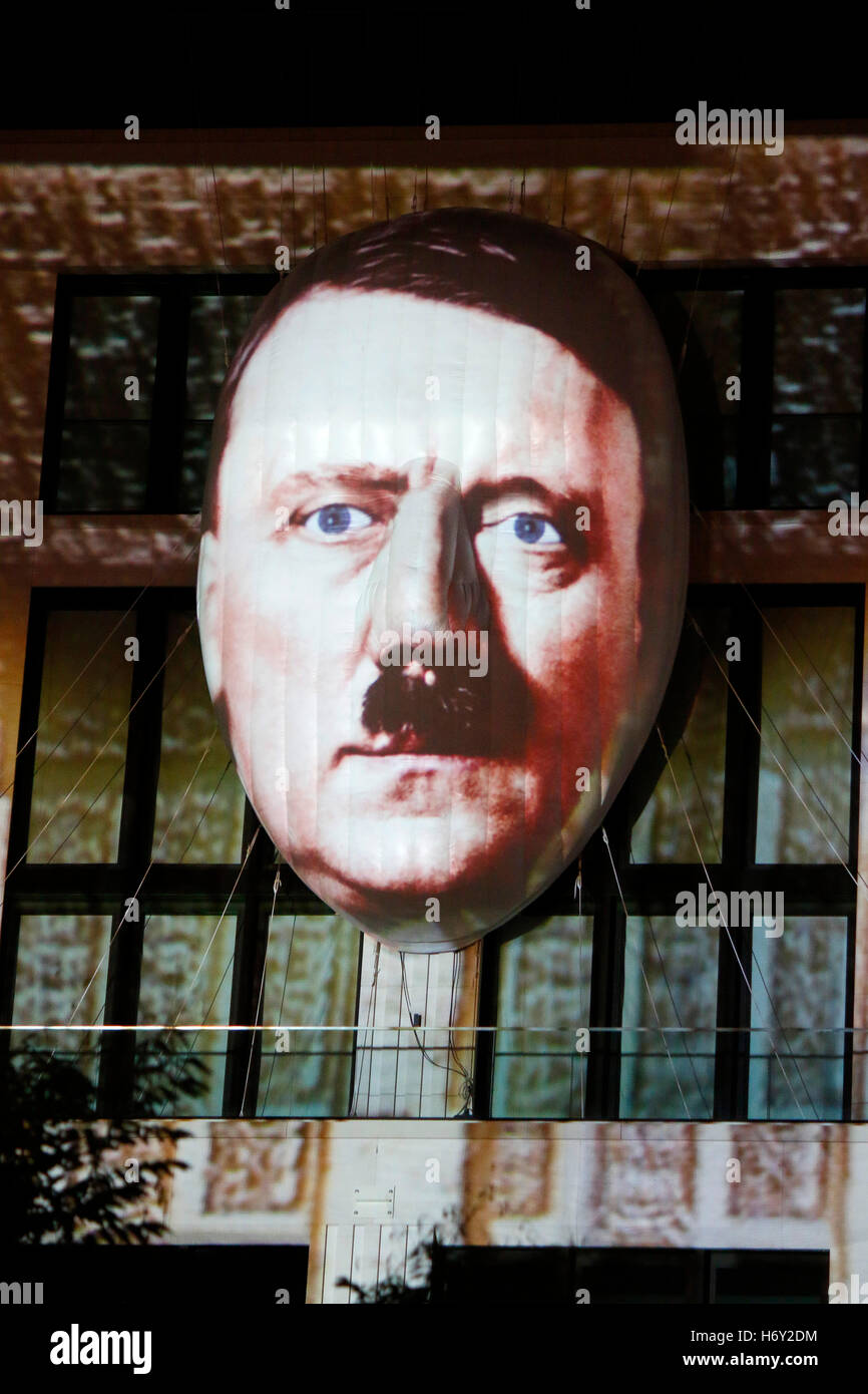 Portrait d'ein von Adolf Hitler im Rahmen einer von d'installation 'Berlin leuchtet' suis Leipziger Platz, 29. 30 septembre 2016, Berlin/ Banque D'Images