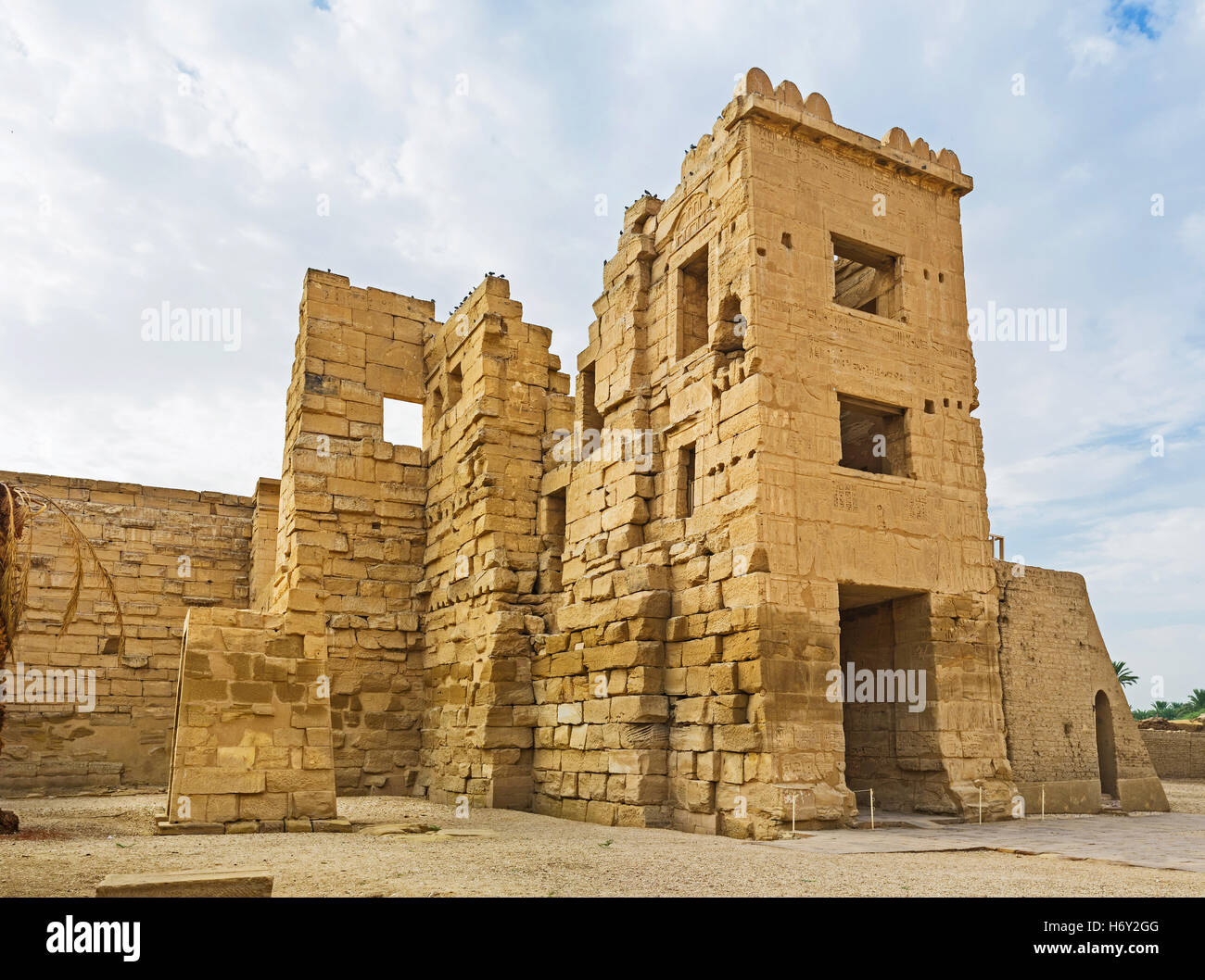 Le migdol était la porte fortifiée-house, conduisant à l'Habu Temple, Luxor, Egypte. Banque D'Images