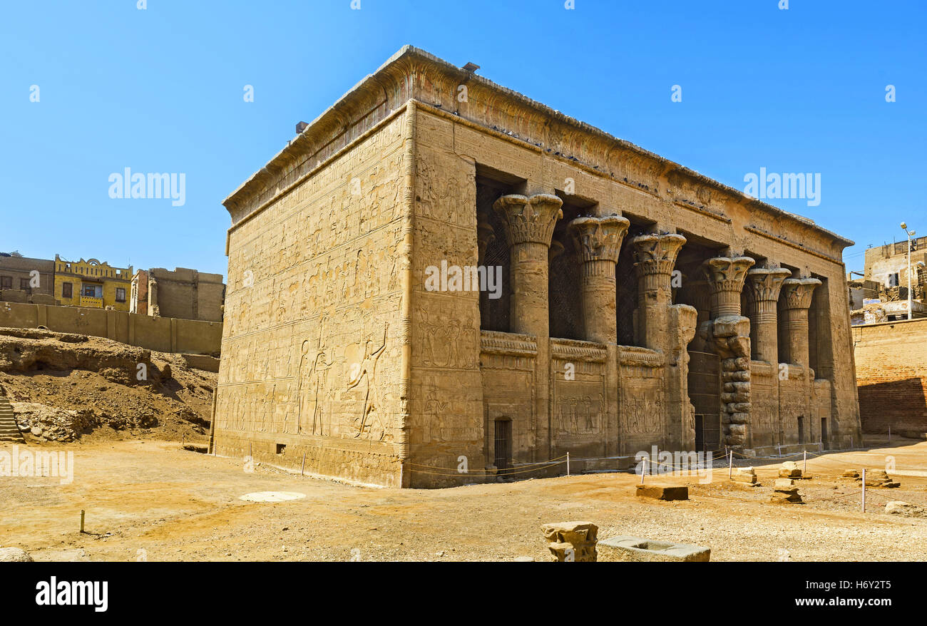 Le grand Temple à Esna dédié à la triade des dieux anciens - Khnoum, Neith et Heka, Haute Egypte. Banque D'Images