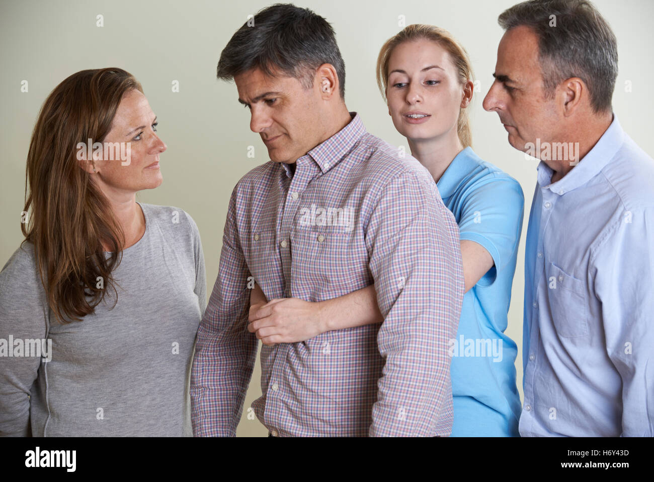 Femme démontrant de Heimlich en Première Classe d'aide Banque D'Images
