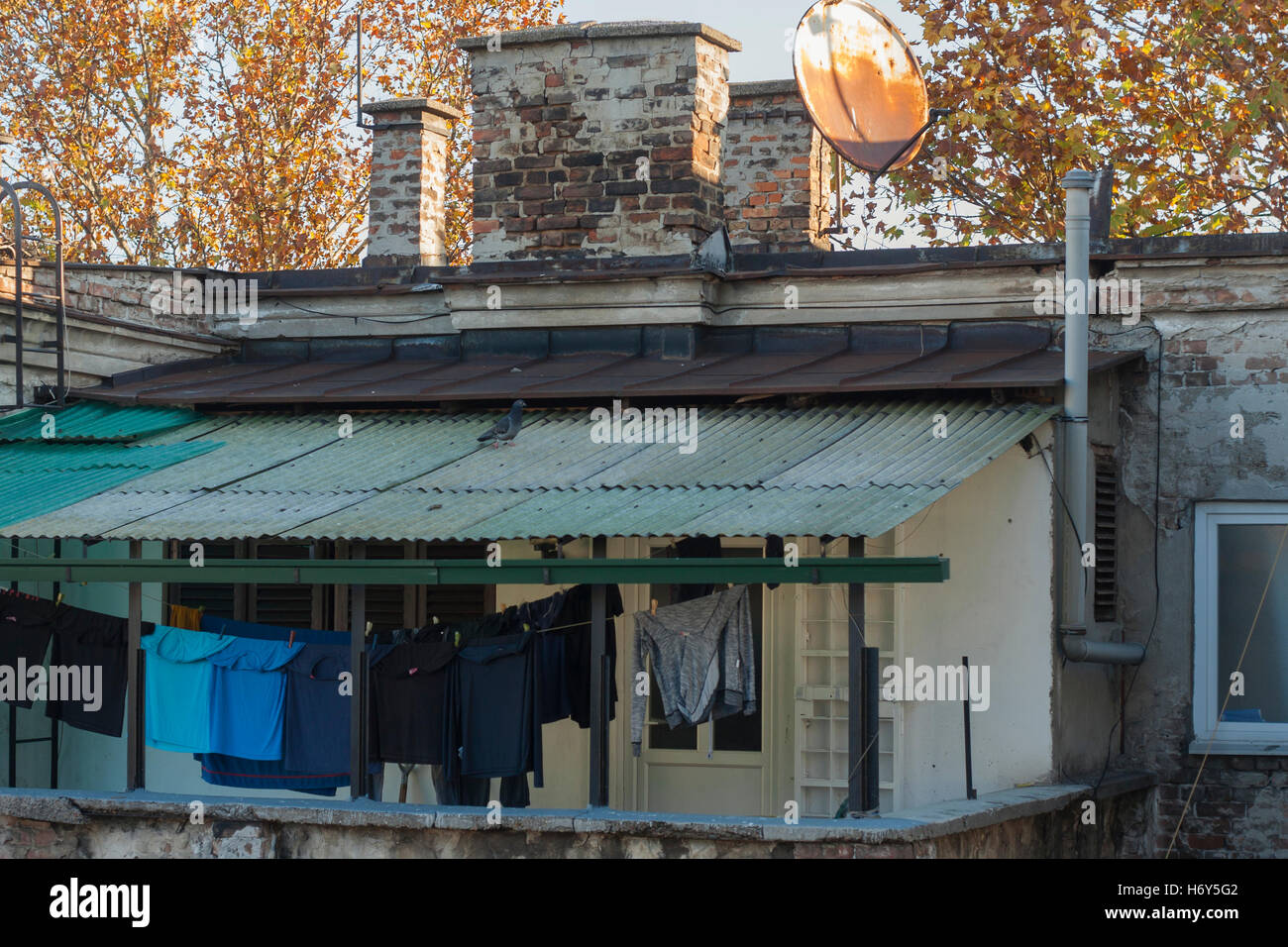 Belgrade, Serbie - le 1 novembre, 2016 : le séchage des vêtements sur une ligne dans un balcon couvert Banque D'Images