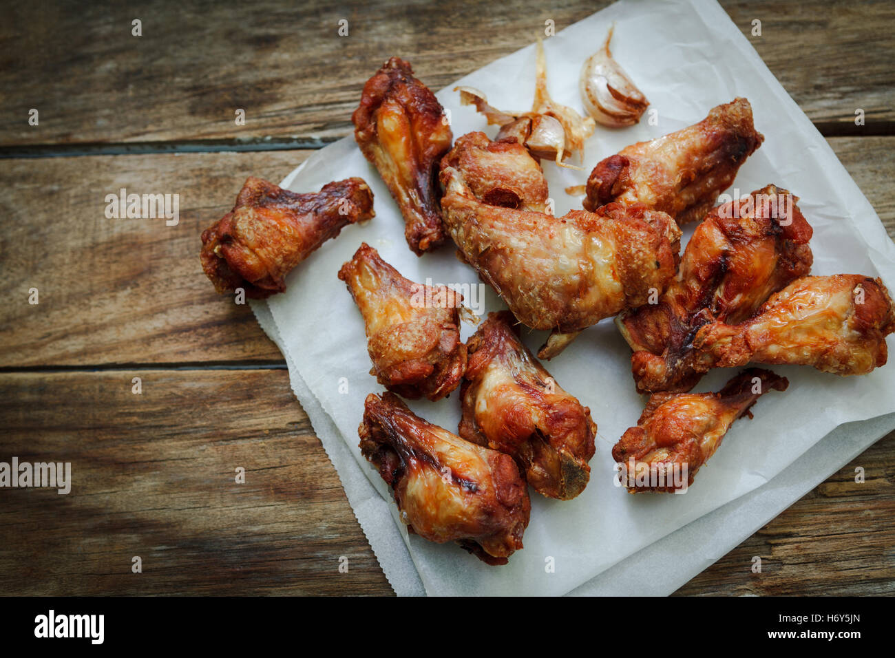 Ailes de poulet frit sur la friteuse avec de l'ail Photo Stock - Alamy