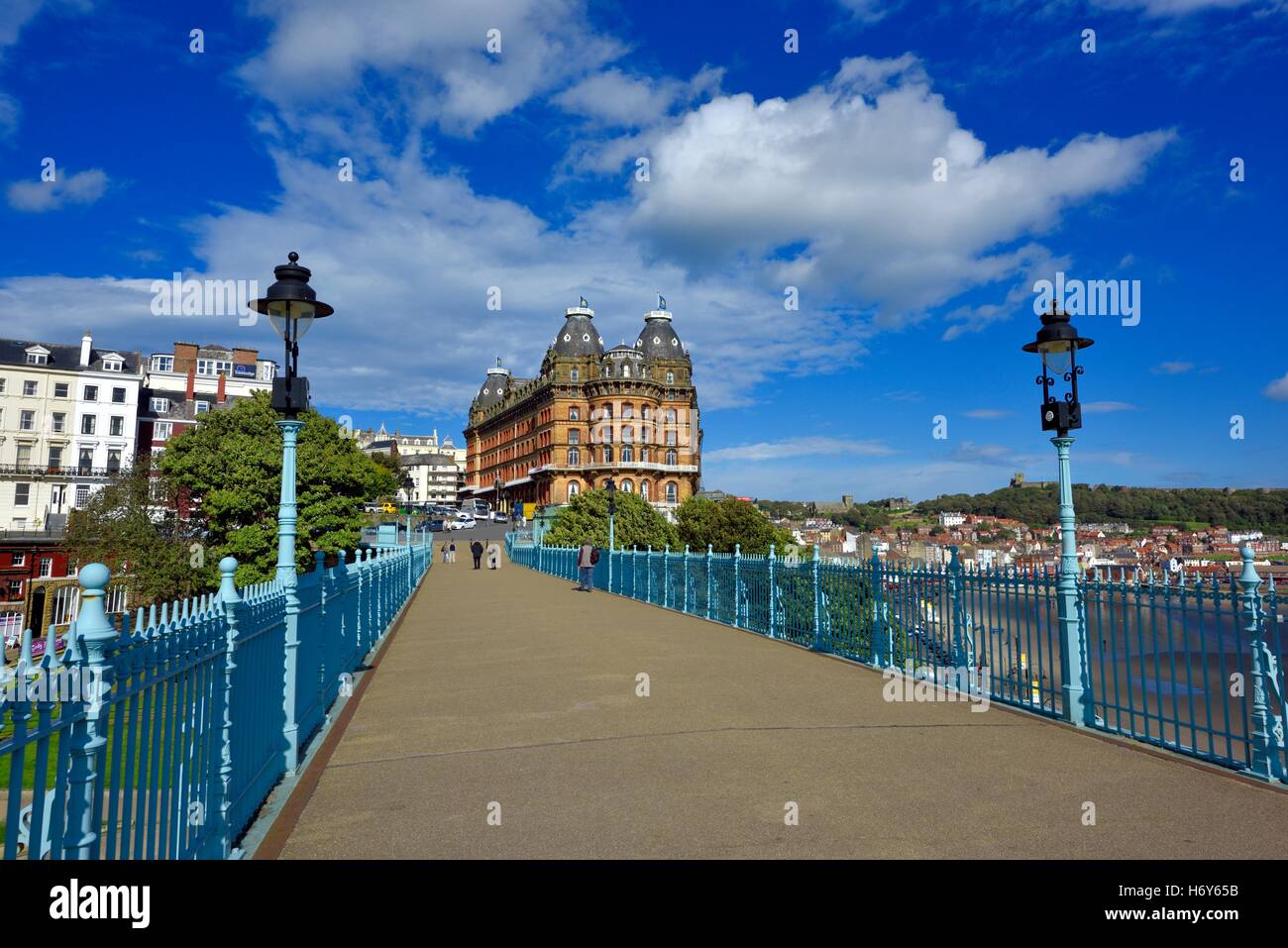 La passerelle spa avec le grand hôtel de l'arrière-plan, Scarborough, North Yorkshire, Angleterre Royaume-uni Banque D'Images