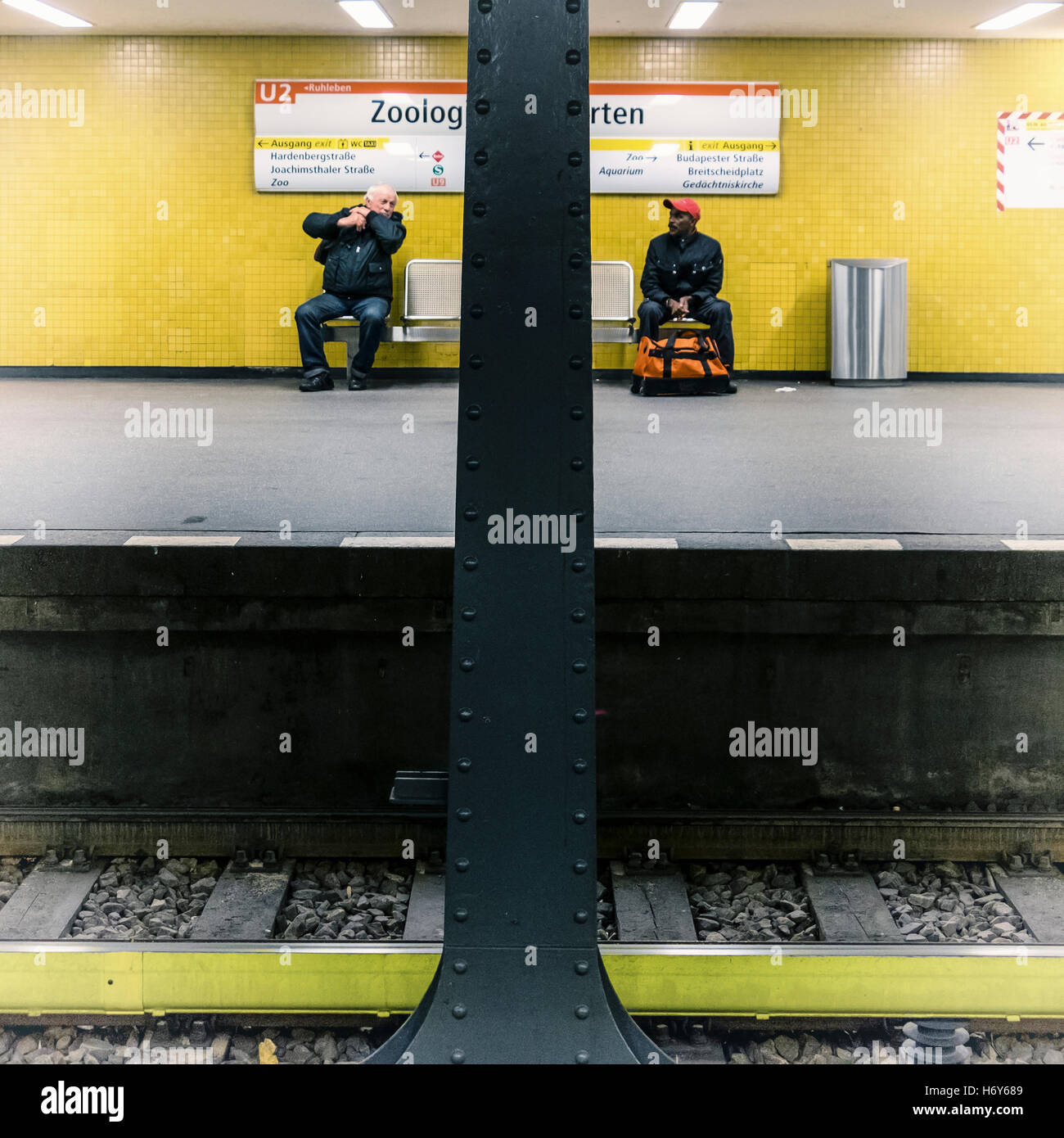Assis sur u bahn Banque de photographies et d’images à haute résolution