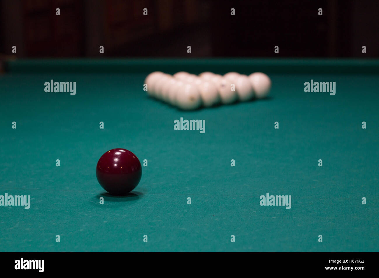 Fédération de billard, boules rouge et blanc sur vert tapis de table Banque D'Images