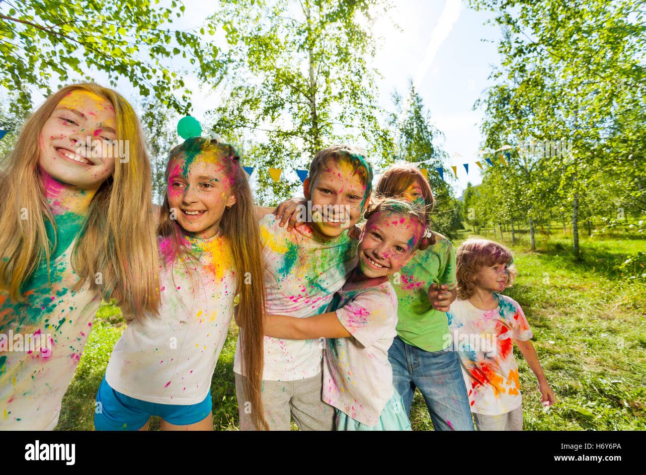 Enfants heureux de s'amuser pendant le festival des couleurs Banque D'Images