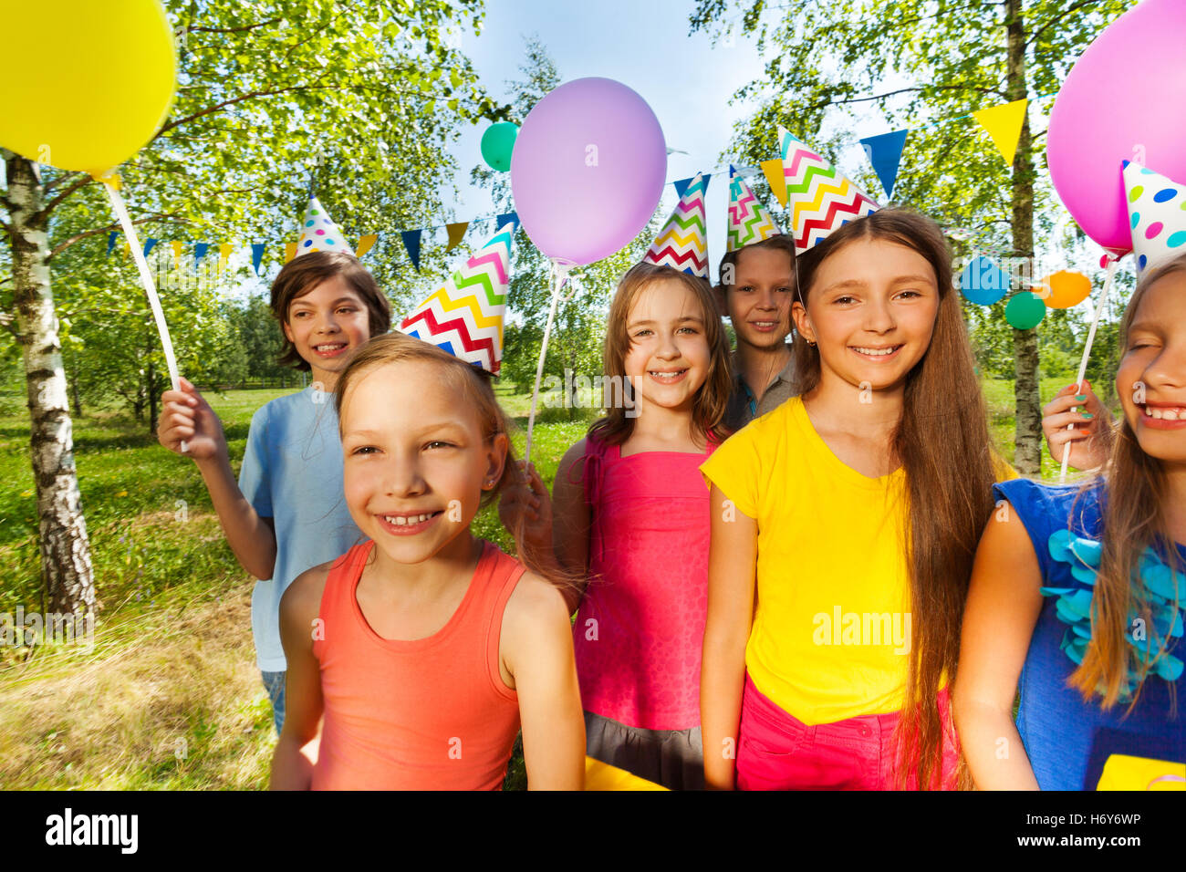 Smiling kids en chapeaux de fête Celebrating birthday Banque D'Images