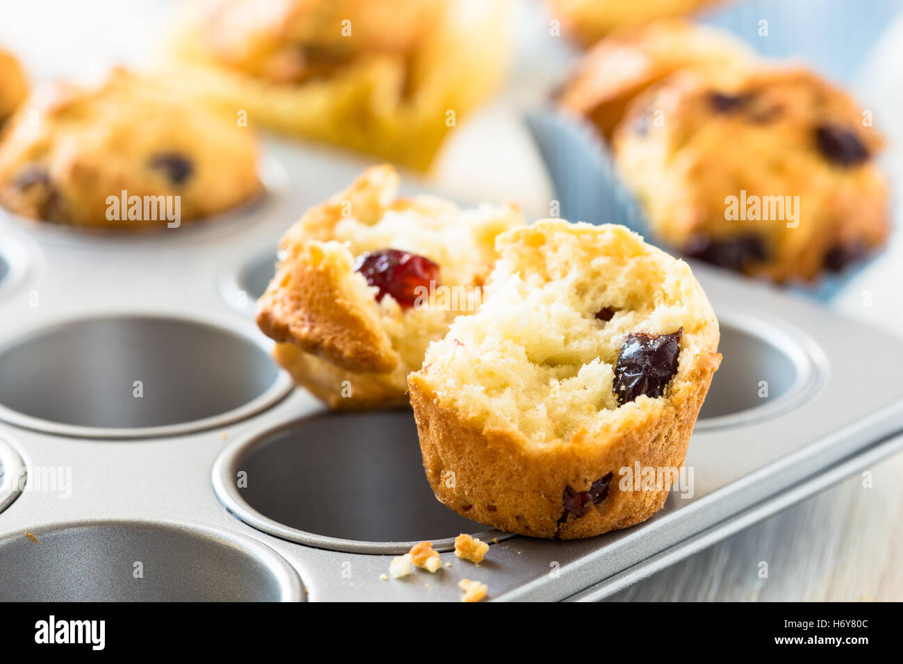 Muffins aux canneberges fraîchement cuits dans un muffin tin Banque D'Images