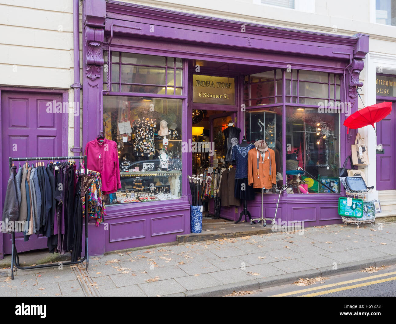 Une boutique de curiosités et d'antiquités avec des vêtements élégants sur l'affichage Banque D'Images