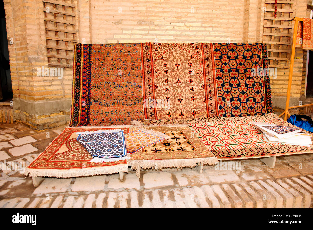 Des ateliers de soie colorés,Khiva, Suzanas,jette,lits,tapis en soie, les  femmes au travail,Silk Road,province de Khorezm Ouzbékistan Photo Stock -  Alamy