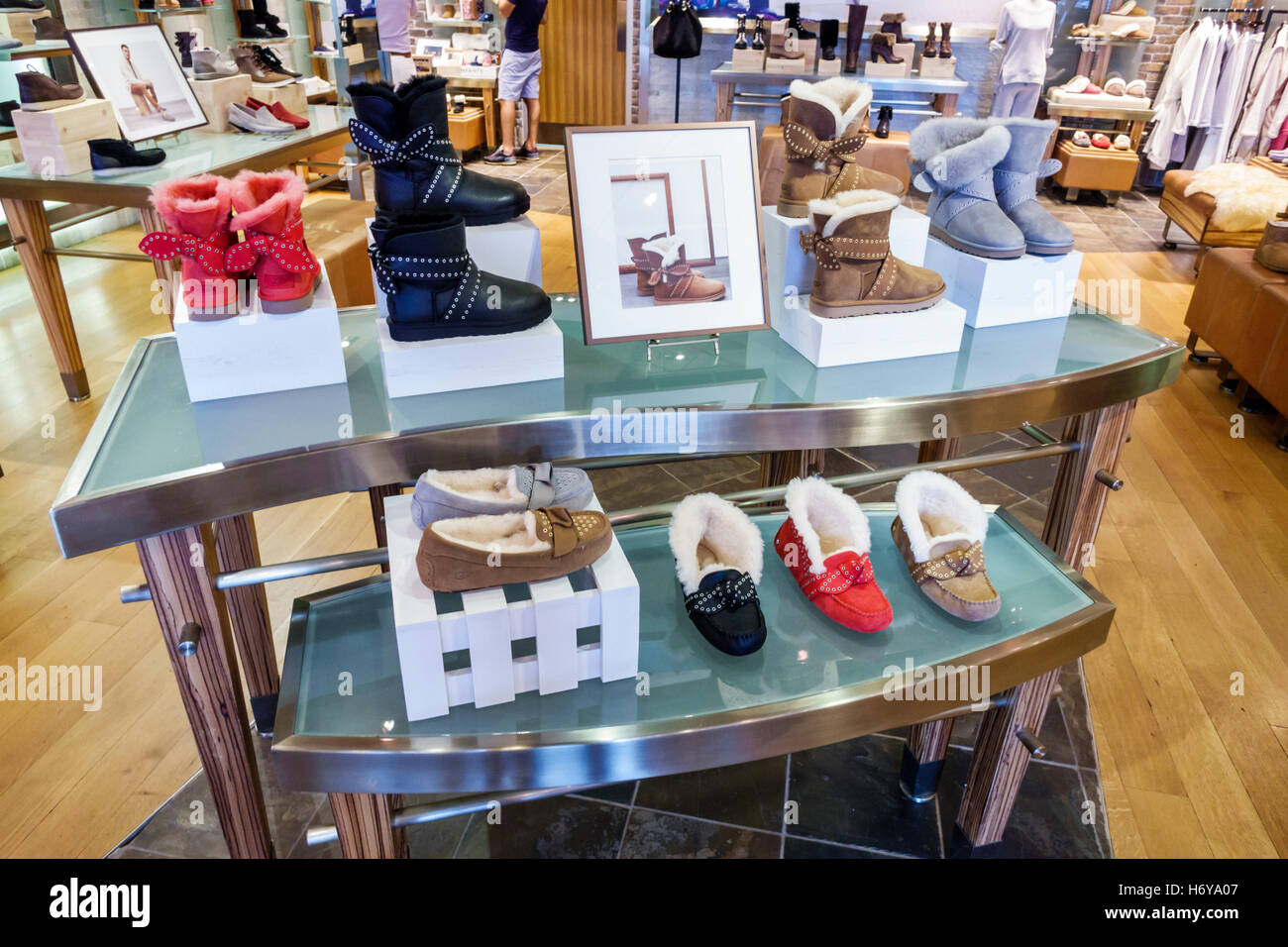 Miami Beach Florida,UGG Australie,magasin de chaussures,intérieur,affichage  vente pour femmes,FL160912025 Photo Stock - Alamy