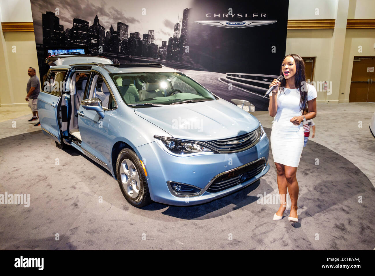 Miami Beach Florida,Centre de congrès,centre,intérieur,salon international de l'auto,nouveaux modèles,Black Blacks Africains ethnie minoritaire,publicité pour adultes Banque D'Images
