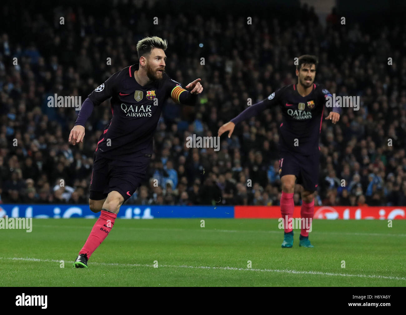 La Barcelone Lionel Messi célèbre équipes marquant son premier but du jeu au cours de l'UEFA Champions League à l'Etihad Stadium, Manchester. Banque D'Images