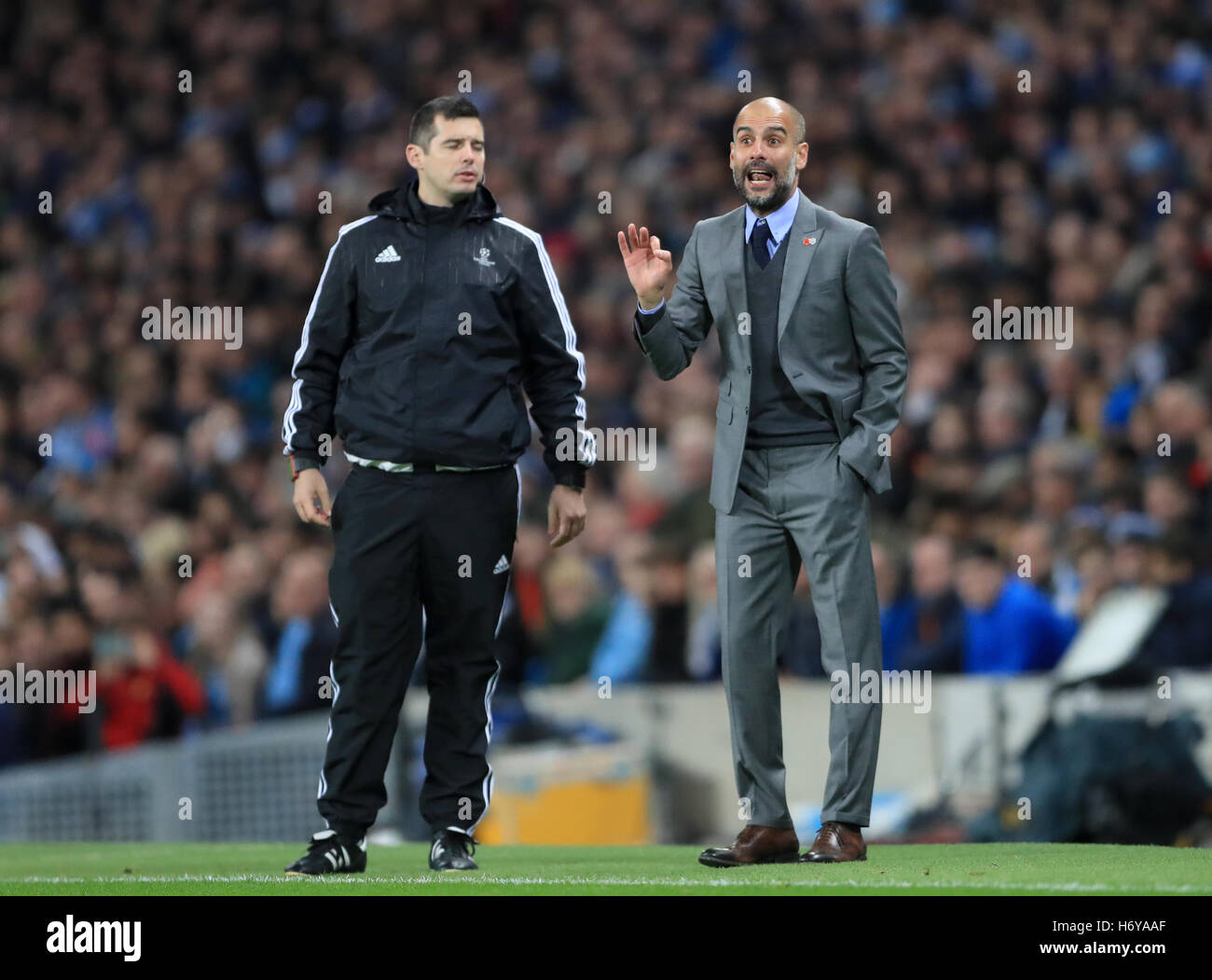 Manchester City manager Pep Guardiola (droite) des gestes sur la ligne de touche pendant le match de la Ligue des champions à l'Etihad Stadium, Manchester. Banque D'Images