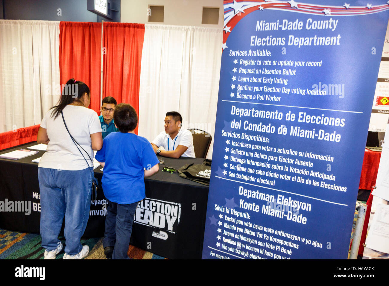 Miami Beach Florida,Centre des congrès,centre,intérieur,salon international de l'auto,nouveaux modèles,shopping shopper shoppers magasins marché ma Banque D'Images