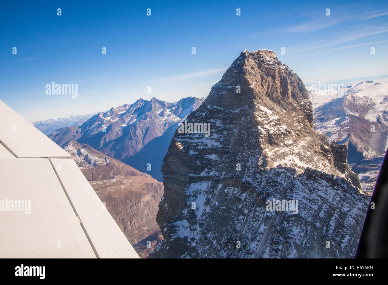 Les montagnes et les paysages vu depuis un avion léger de vol de l'aéroport d'Aoste, vallée d'aoste, Italie. Banque D'Images