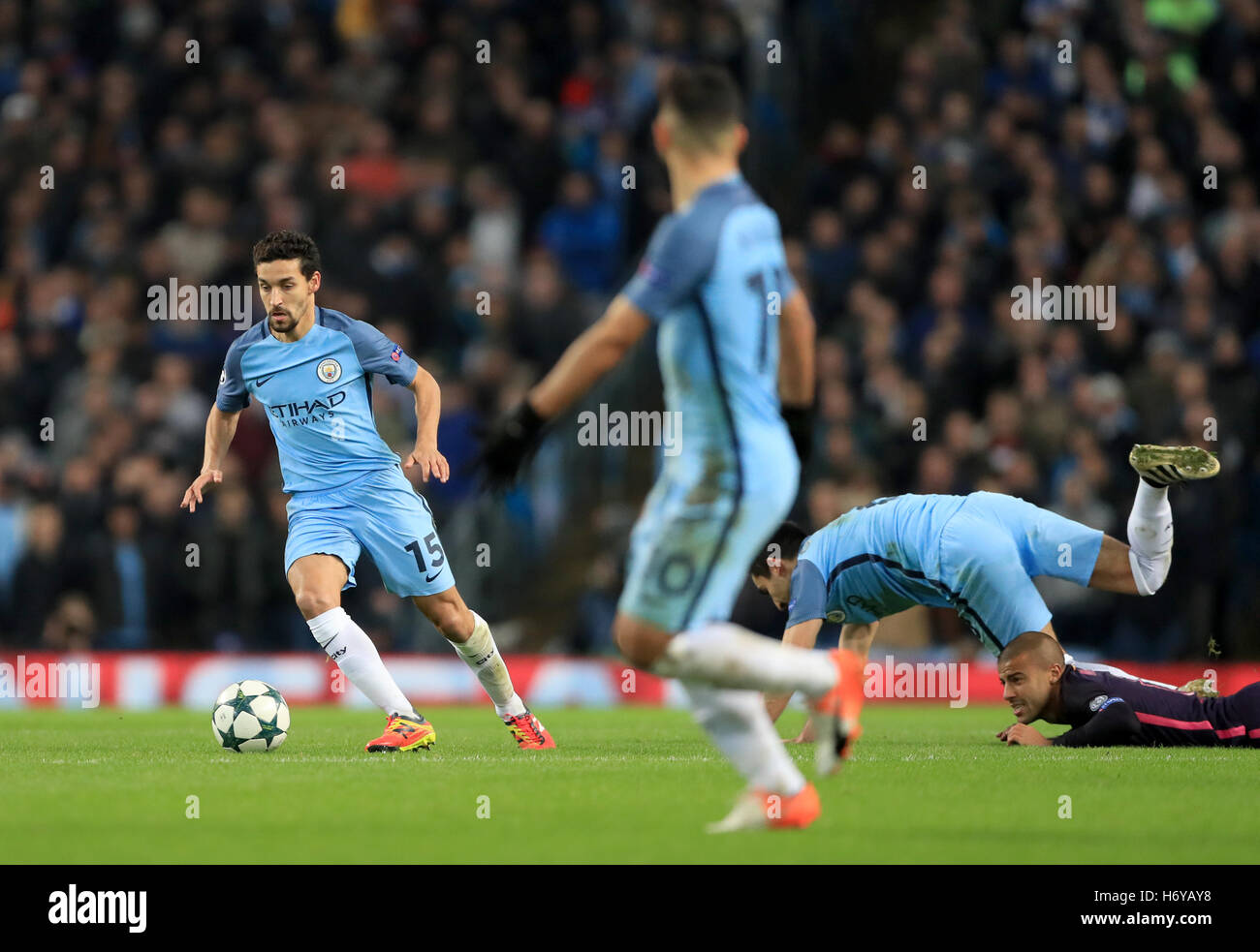 Manchester City's Jesus Navas (à gauche) en action au cours de l'UEFA Champions League à l'Etihad Stadium, Manchester. Banque D'Images