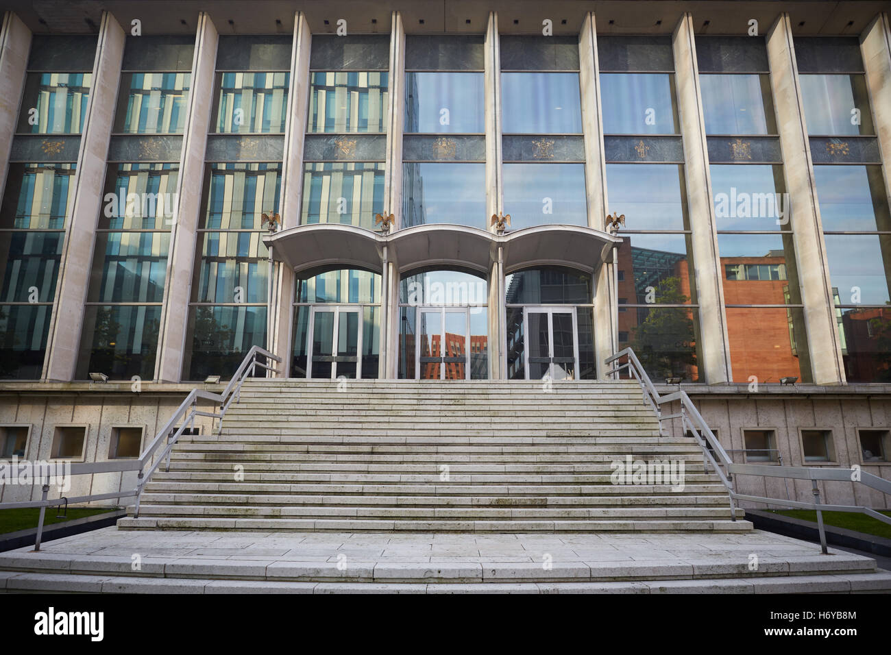 Le Tribunal de la Couronne de Manchester Square de la Couronne des mesures extérieures de la loi de l'architecture de l'immeuble du centre de la justice crime law punishm Banque D'Images
