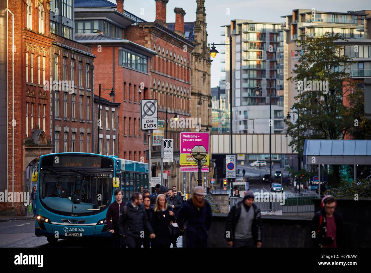 Manchester Salford Transport transfrontalier de bus transport transporteur transportés voyager se déplacer en banlieue en cours c Banque D'Images