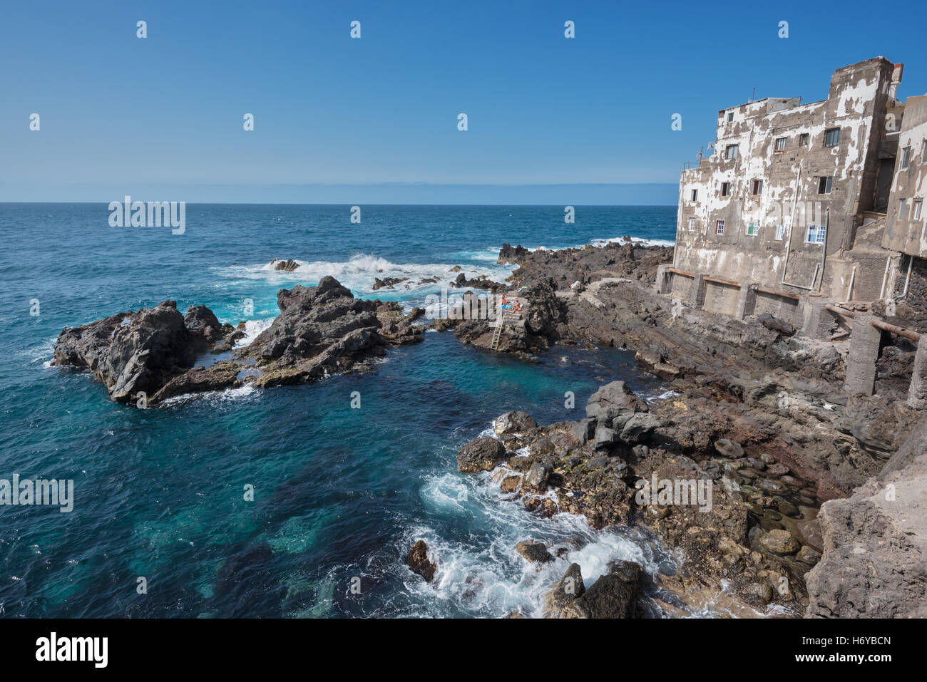 Bâtiment en ruine à Puerto de la Cruz, Tenerife, littoral, l'île de l'Espagne. Banque D'Images