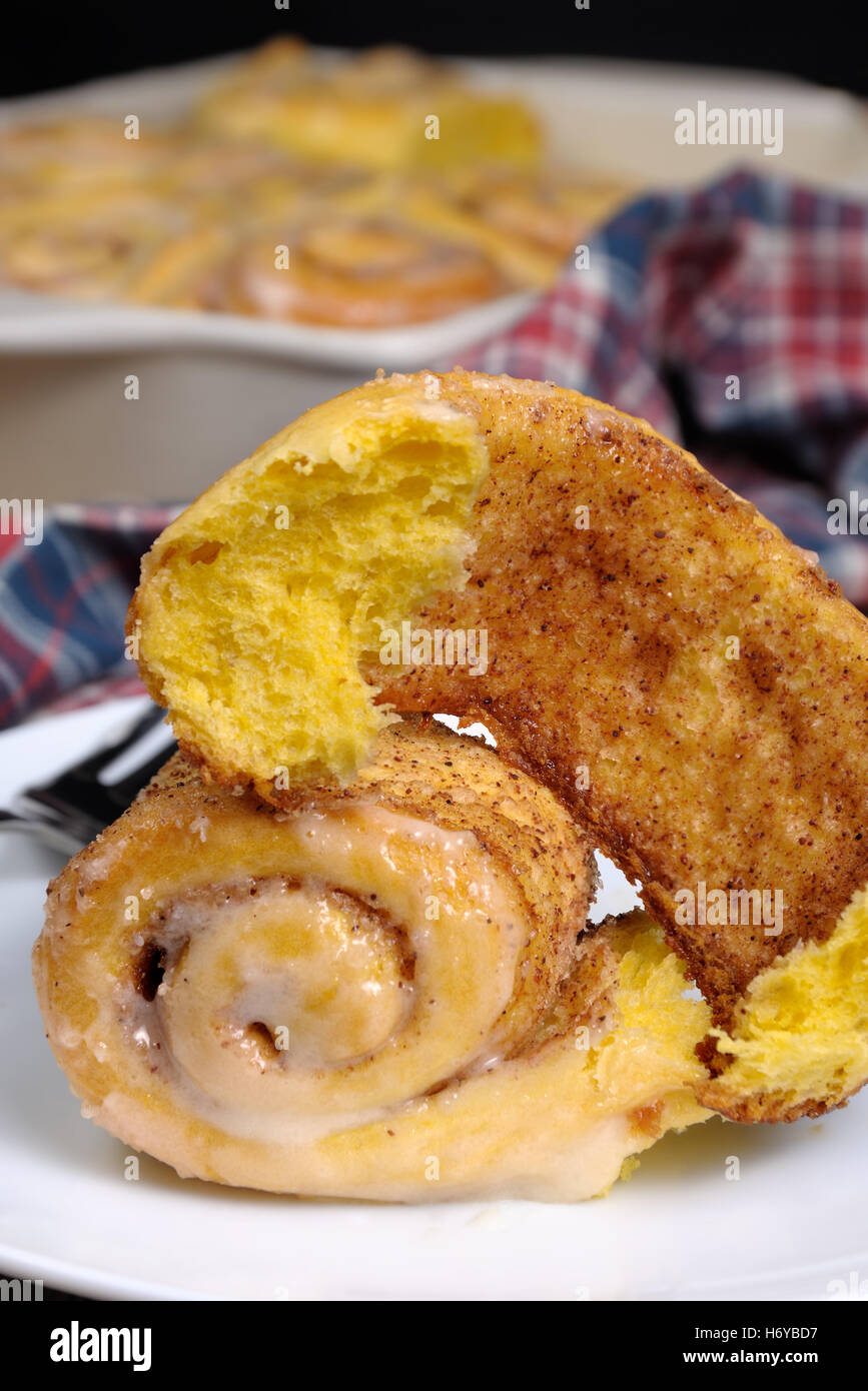 Broken bun de potiron avec la cannelle dans la forme d'escargots closeup Banque D'Images